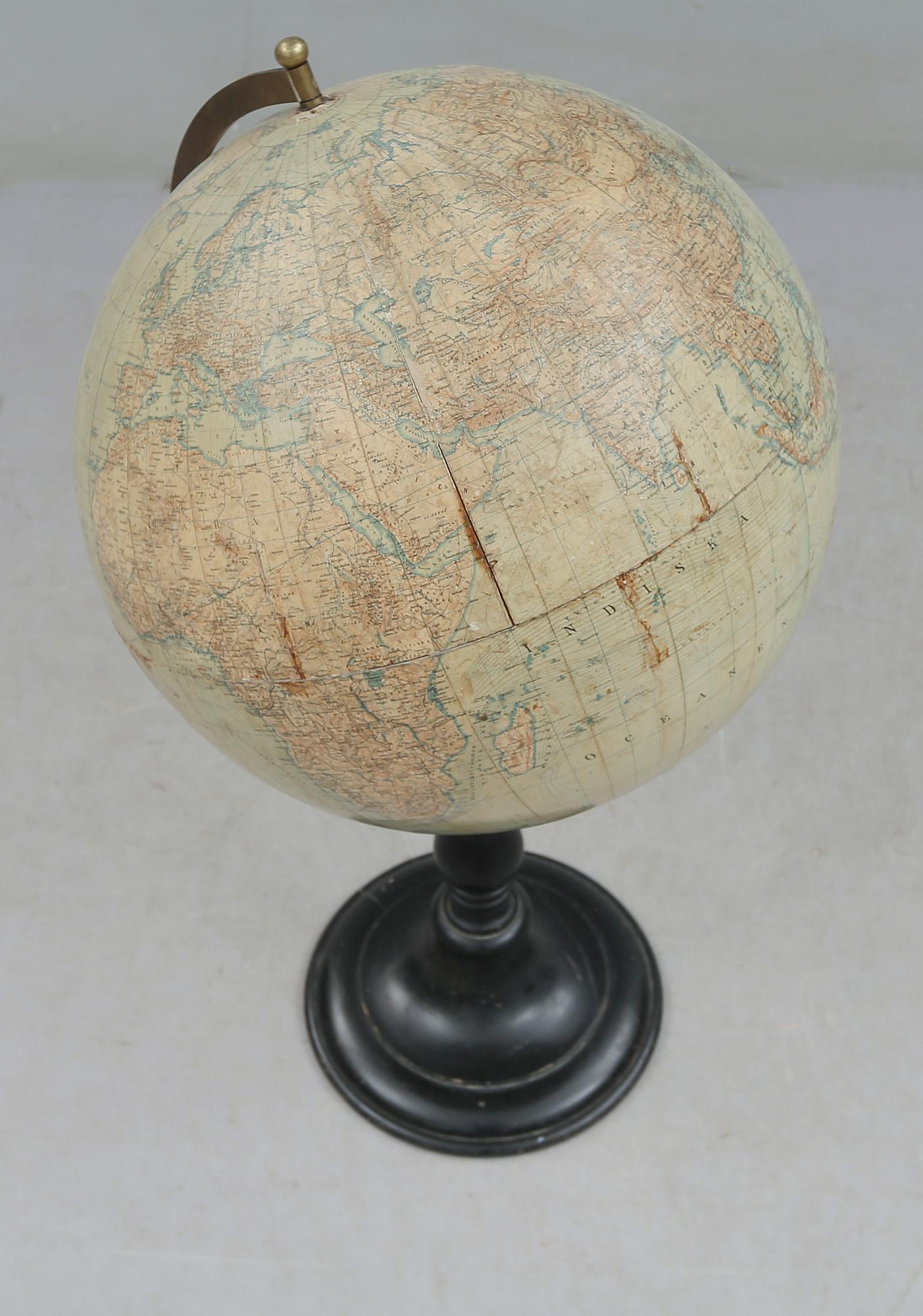 JORDGLOB, golvmodell, Arvid Kempe, Wahlström & Widstrand 1909. Höjd ca 96 cm.