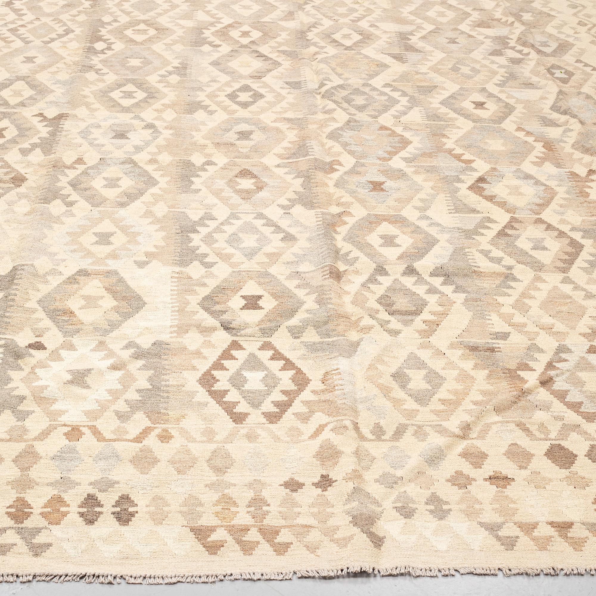 MATTA, kelim, 411 x 321 cm.