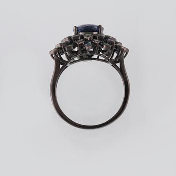 RING, 18K guld med fasettsliapde blå safirer ca 0.18 ct, kyanit ca 2.88 ct samt demantoider ca 0.60 ct. Vikt 6,2 gram.