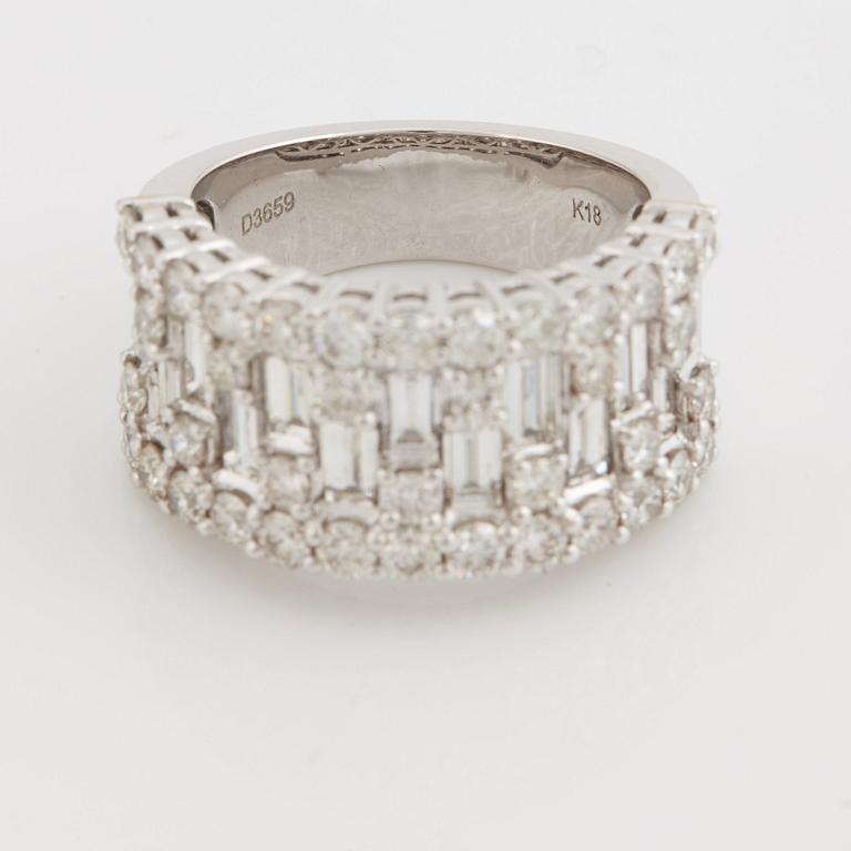 A baguette- and brilliant cut diamond  ring.