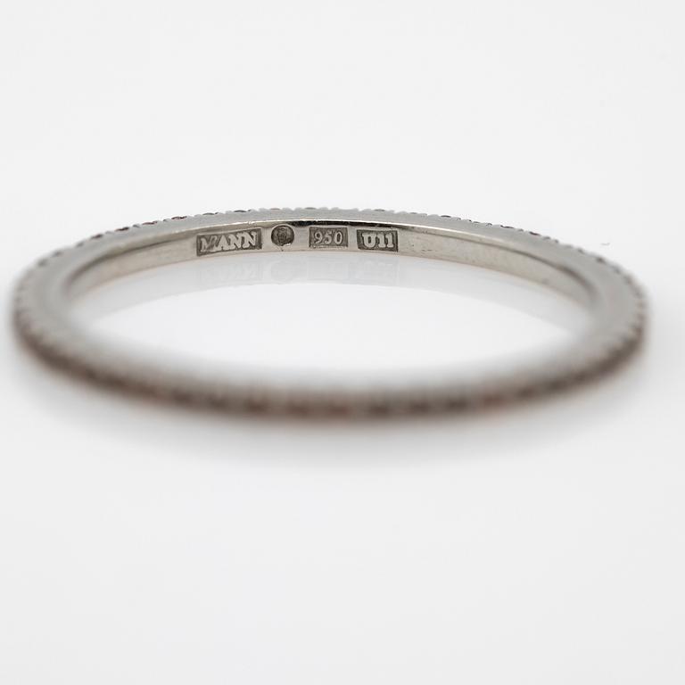 Ring, platinum with brown diamonds.
