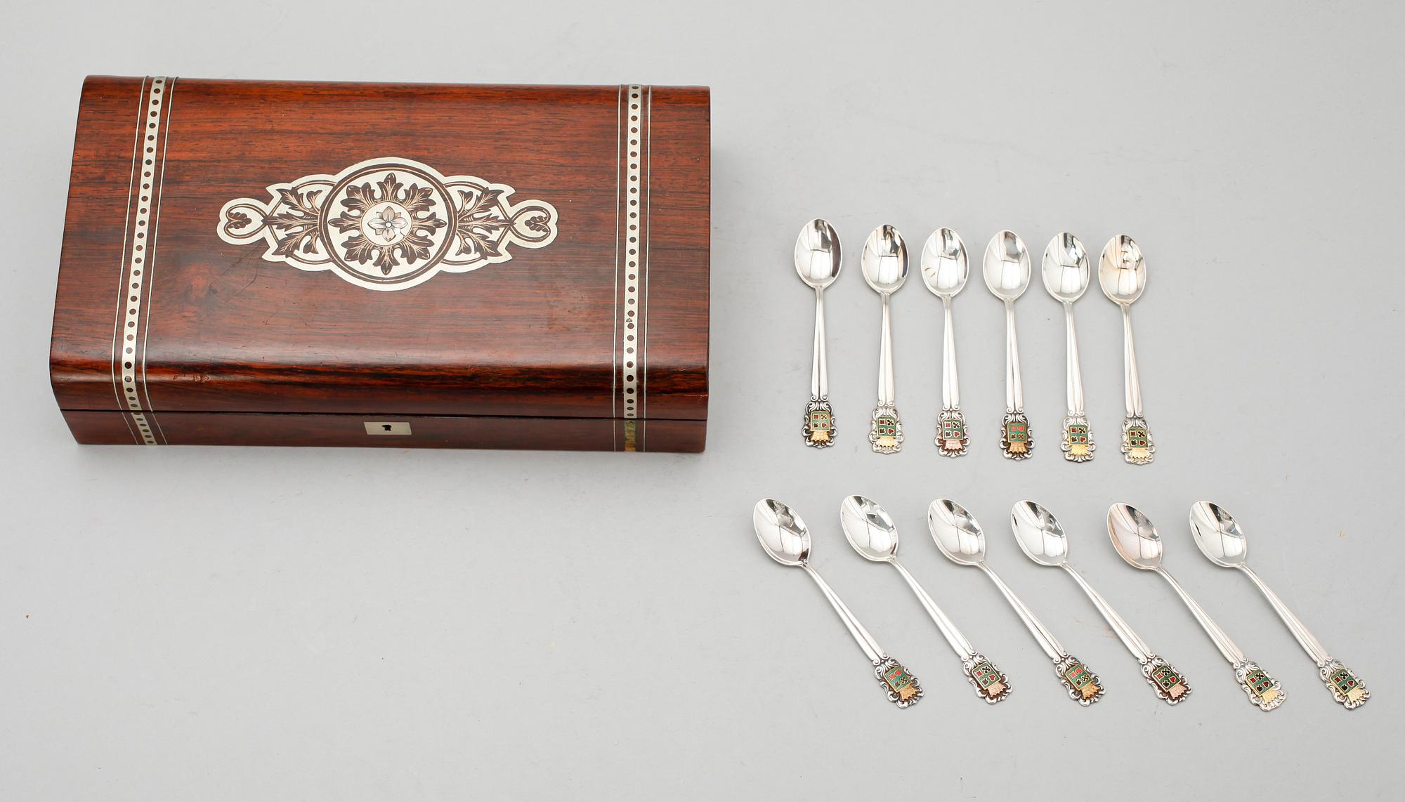 SCHATULL, sekelskiftet 1900, för spelmarker. Samt KAFFESKEDAR, 12 st, silver (Vikt 164 g).