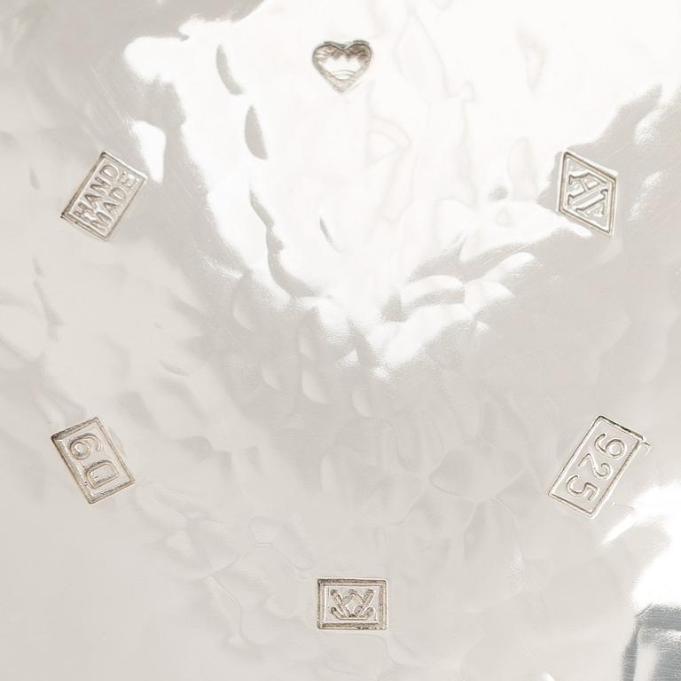 A. Tillander, skål, sterlingsilver och emalj, Åbo 2005.