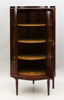 HÖRNVITRINSKÅP, 1900-talets andra hälft.