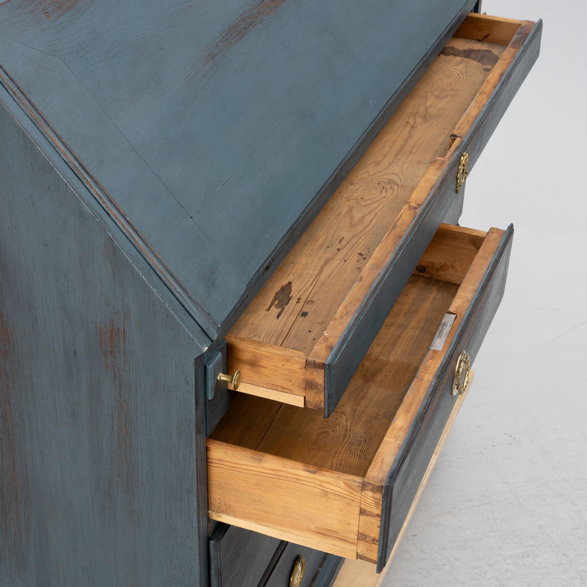 A secretaire, circa 1800.