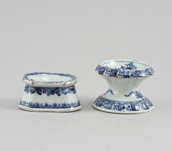 SALTKAR, 2 st, porslin, Kina, varav ett 1700-tal.