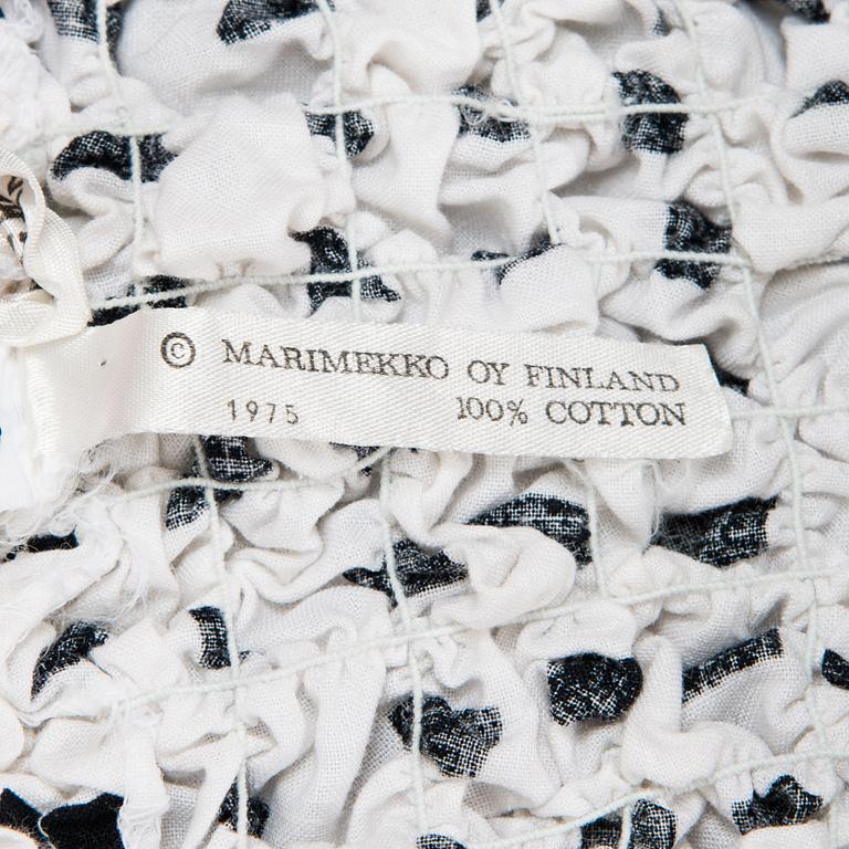 Marimekko, "Suhina" mekko, kuvio "Sokkoruutu", suunnitellut Pentti Rinta, 1976.