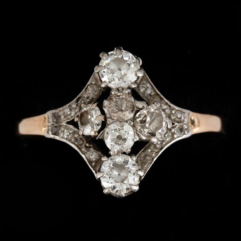 RING. 18K guld med 24 gammalslipade diamanter. Vikt ca 3,5 gram.