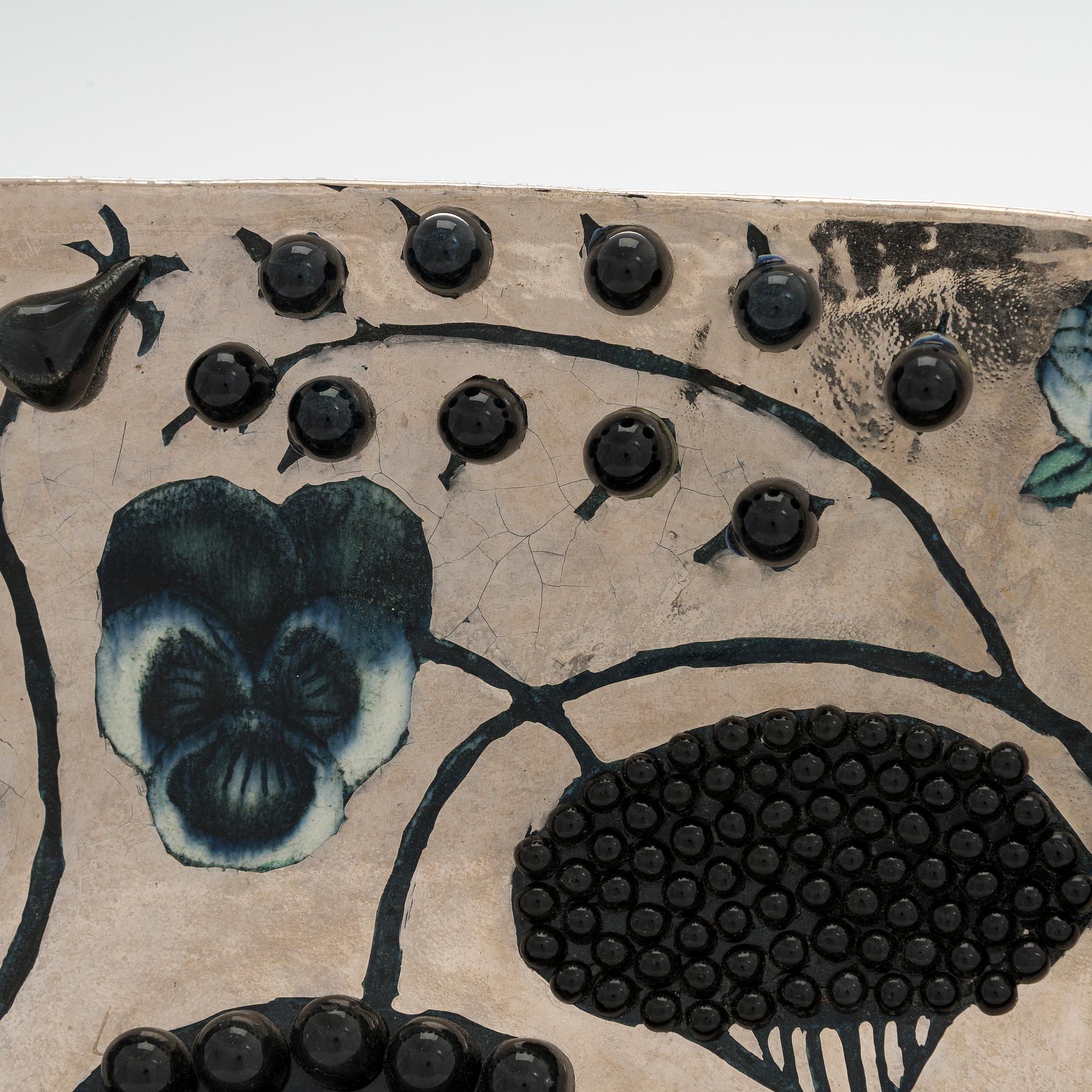 Birger Kaipiainen, a stoneware decorative dish signed Kaipiainen Arabia.