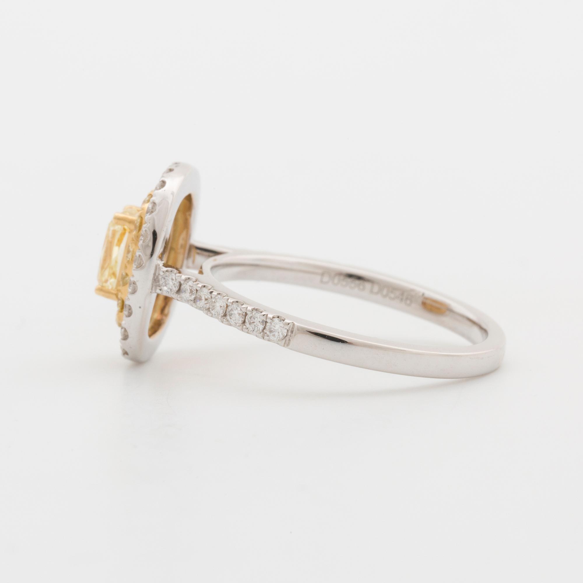 RING, med fancy yellow diamant 0.55 ct samt 50 briljantslipade diamanter 1.10 ct.