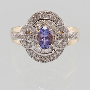 RING, 14k guld med briljant och baguett och briljantslipade diamanter samt fasettslipad tanzanit. Vikt 5 g.