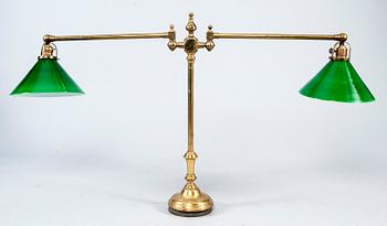 BORDSLAMPA, mässing, glas, 1900-talets början. Höjd 71 cm.