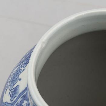 A porcelain urn with cover, China, 20th century.