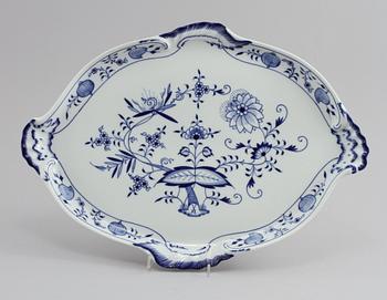 UPPLÄGGNINGSFAT, porslin, "Lökmönstret", Meissen, 1900-talets andra hälft.