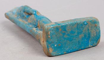 STATYETT samt RESEALTARE, stengods resp metall, EGYPTEN samt troligen TIBET. 1900-talets första hälft.