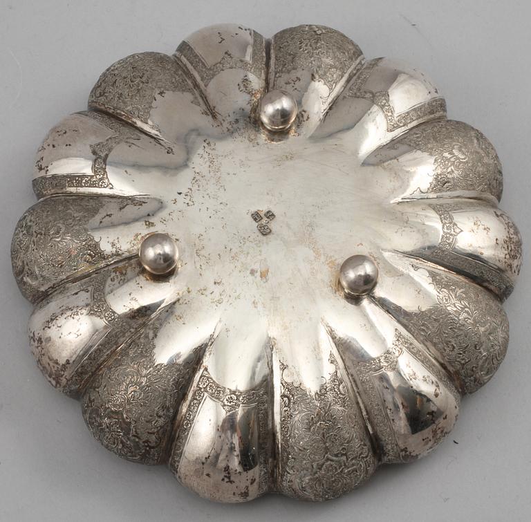 SKÅL, silver, sannolikt Persien, omkring sekelskiftet 1900, vikt 298 gram.