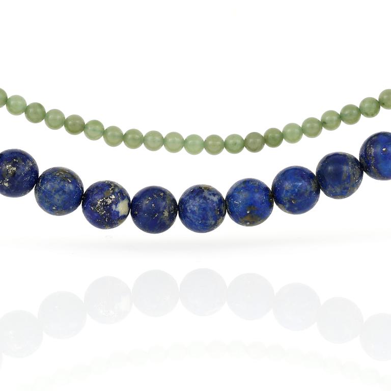 HALSBAND, 2 st, silver och gul metall med jadeit och lapis lazuli.