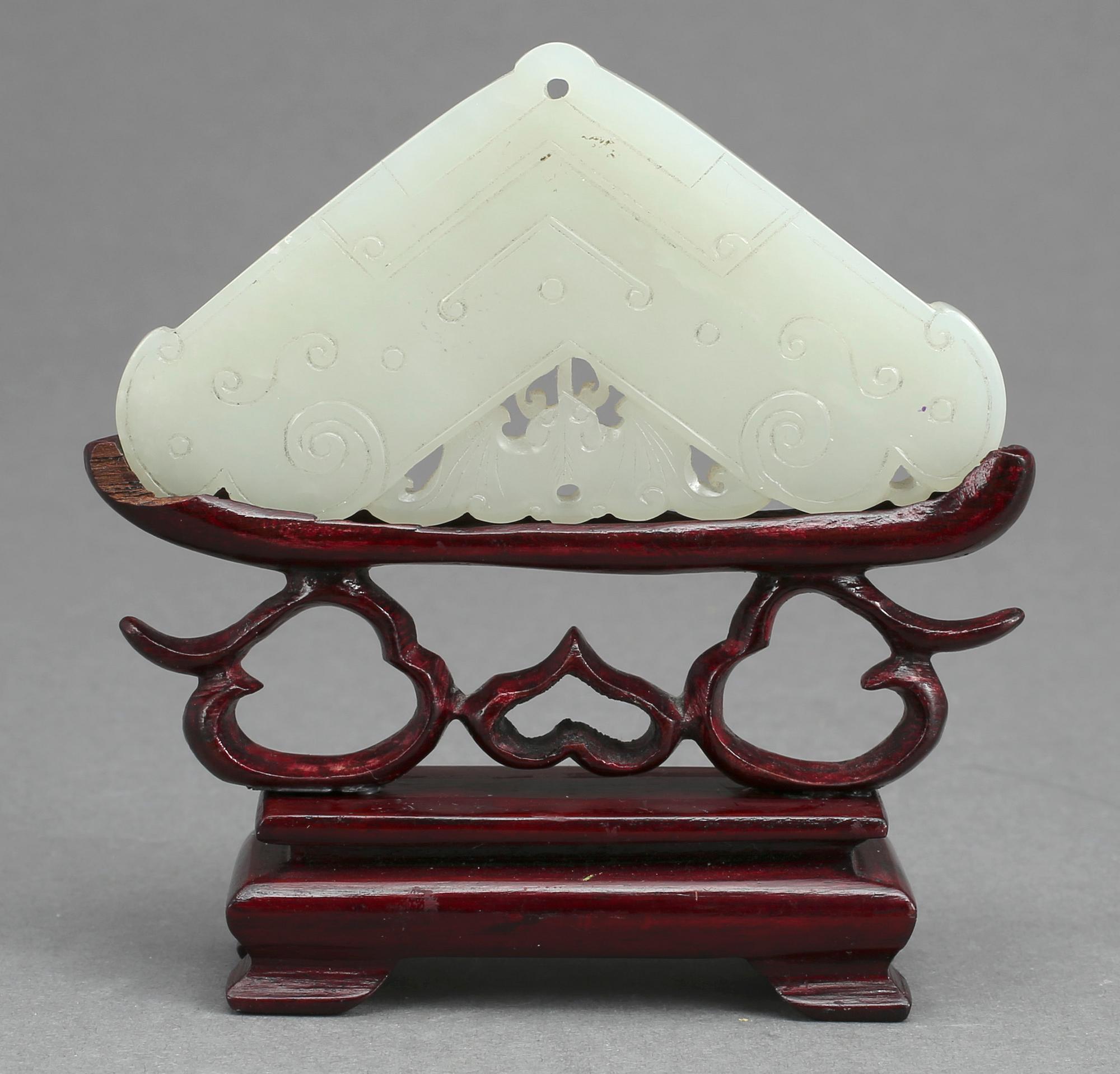 ORNAMENT/AMULETTER, 2 st, sten, Kina.