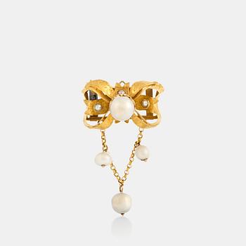 1009. A Möllenborg brooch/pendant in 18K gold set with pearls.
