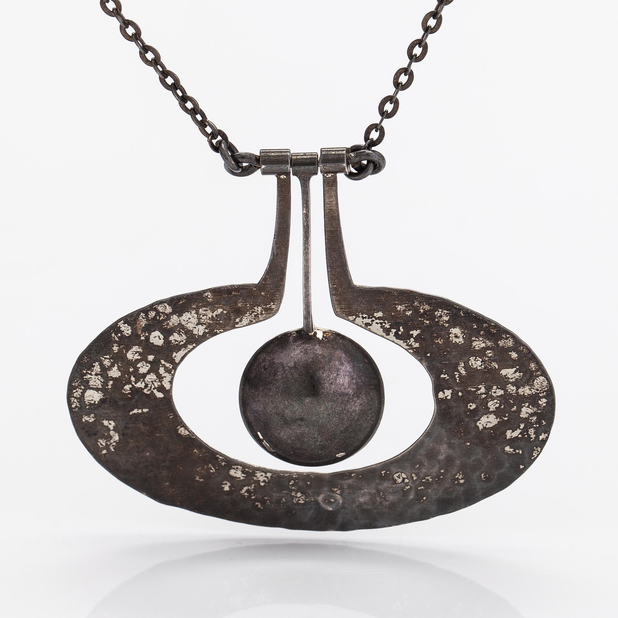 Tapio Wirkkala, Halsband "Päron", sterlingsilver. Kultakeskus, Tavastehus 1975.