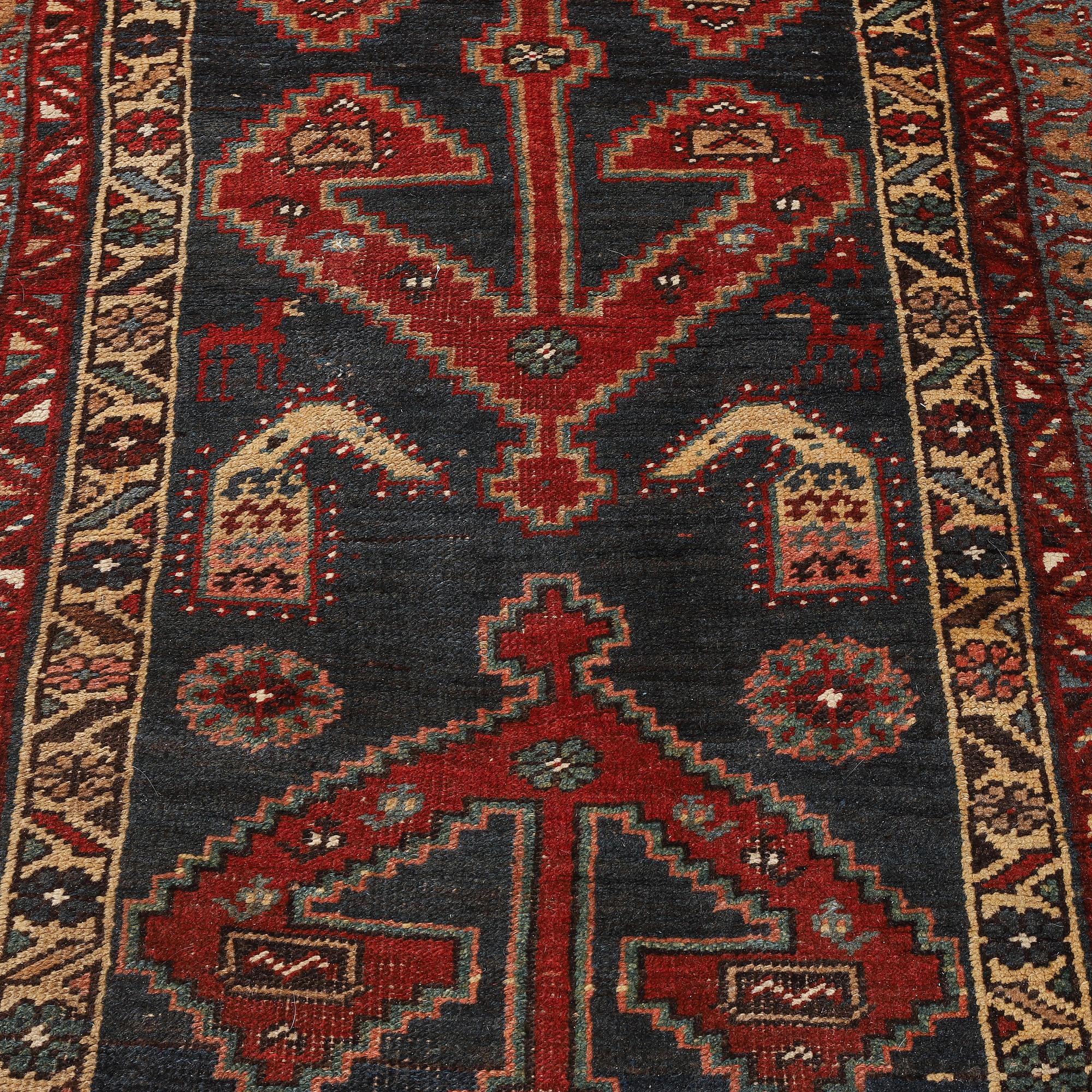 A runner, Sarab, signed, possibly, ca 315 x 90 cm.