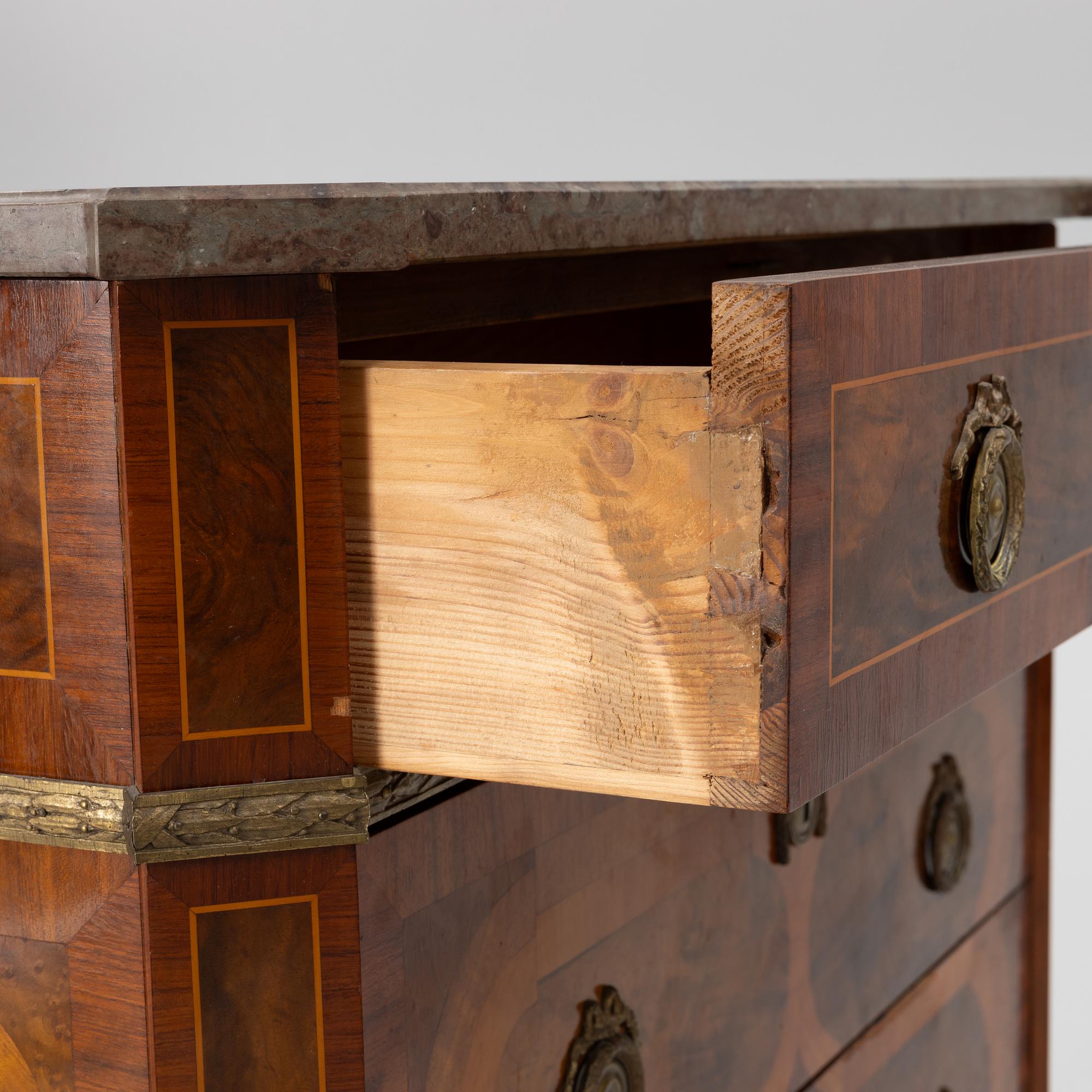 Chest of drawers, Gustavian style, early 20th century.