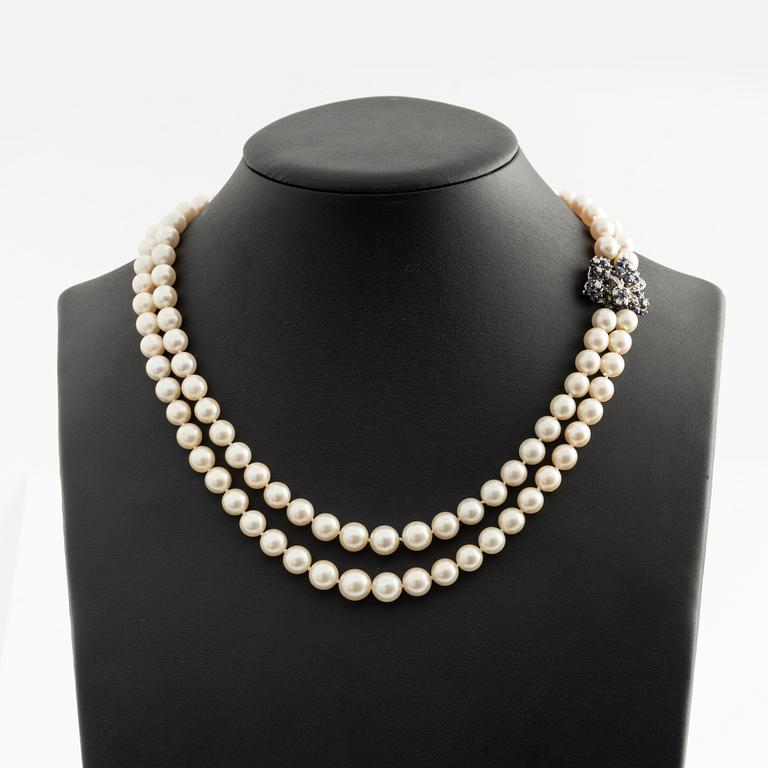 Pärlcollier, två rader odlade pärlor, lås med diamanter och safirer.