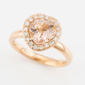Ring in 18K gold with a heart-shaped faceted morganite and round brilliant-cut diamonds.