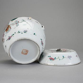 KAROTT MED LOCK, porslin, Kina omkring 1900.