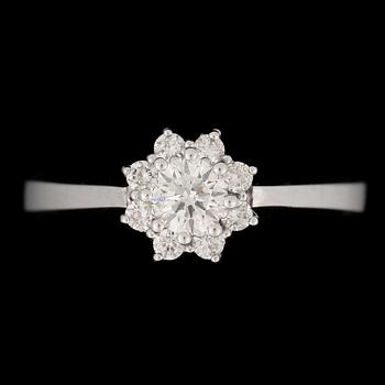 RING, 14k vitguld med briljantslipade diamanter, centralt  ca 0,31 ct samt 8 st tot ca 0,19 ct. Vikt ca 2,74 gram.