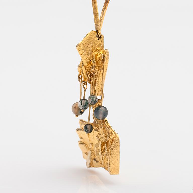 BJÖRN WECKSTRÖM, An 18K gold necklace "Rain in the mountains" with moss agate. Lapponia 1970.