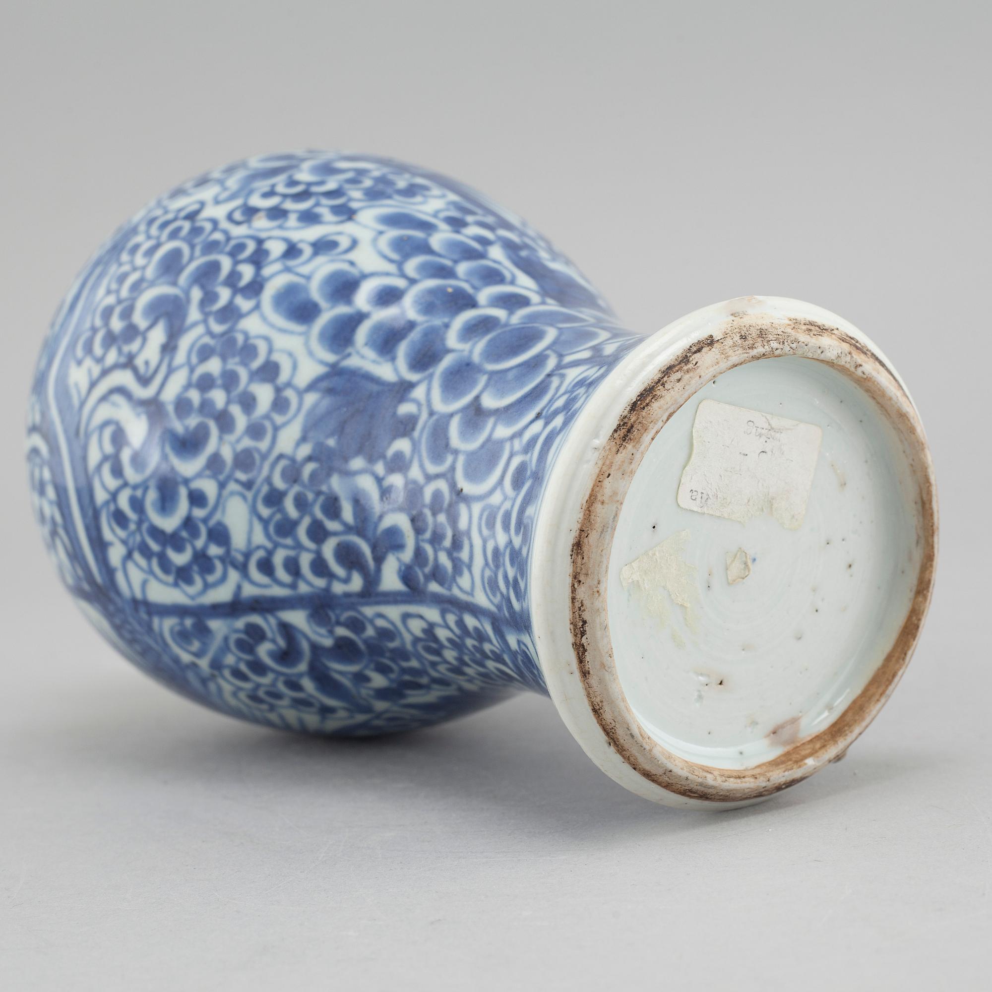 Serving dish and vase from China, Qing dynasty, 18th century.