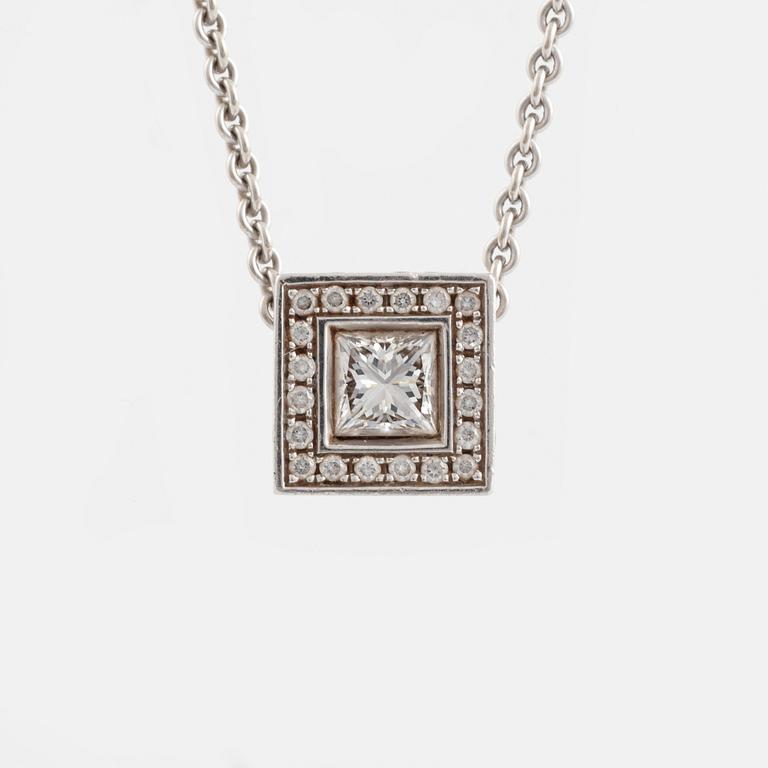 Pendant in white gold with princess-cut diamond and brilliant-cut diamonds. With chain.