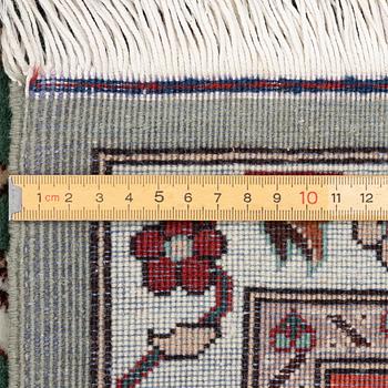 Matta, semiantik Täbris, Nordvästra Persien, ca 291 x 202 cm.