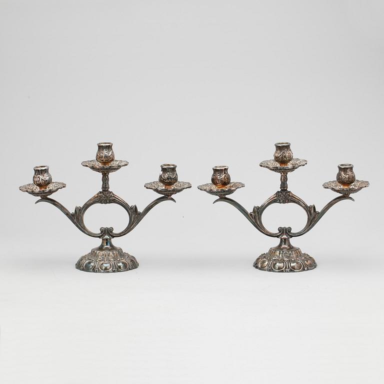 KANDELABRAR, ett par, pläterade, 1900-talets andra hälft.