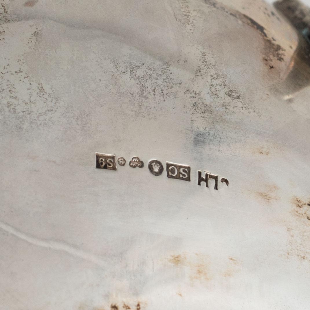 Kaffekanna, gräddkanna och sockerskål, silver, rokokostil, bl.a. Sven Carlsson, Stiltenn, Stockholm 1968.