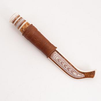 A reindeer horn knife by Anders Sunna.