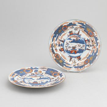 A pair of imari dishes, Qing dynasty, 18th Century.
