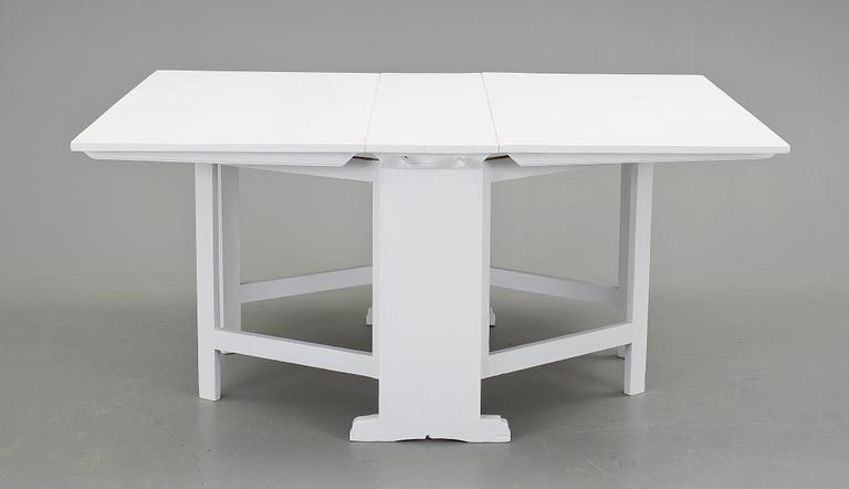 MATBORD, 1800-talets slut. Bestående av slagbord med två utfällbara skivor och två månbord.