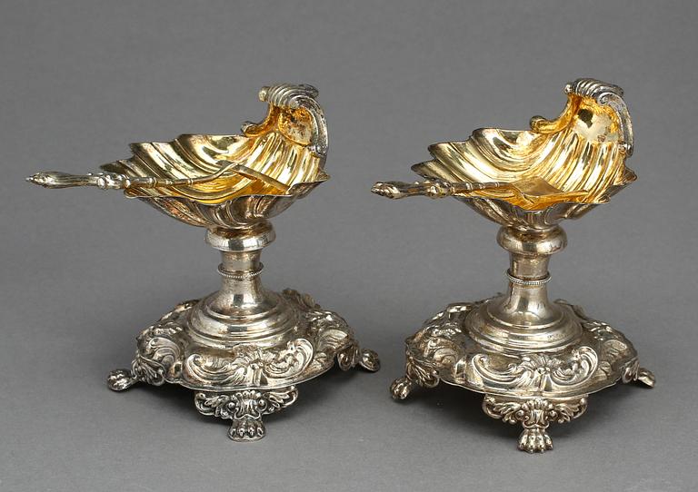 SALT- OCH PEPPARKAR, silver, Gustaf Möllenborg, Stockholm, 1843. Vikt ca 246g.