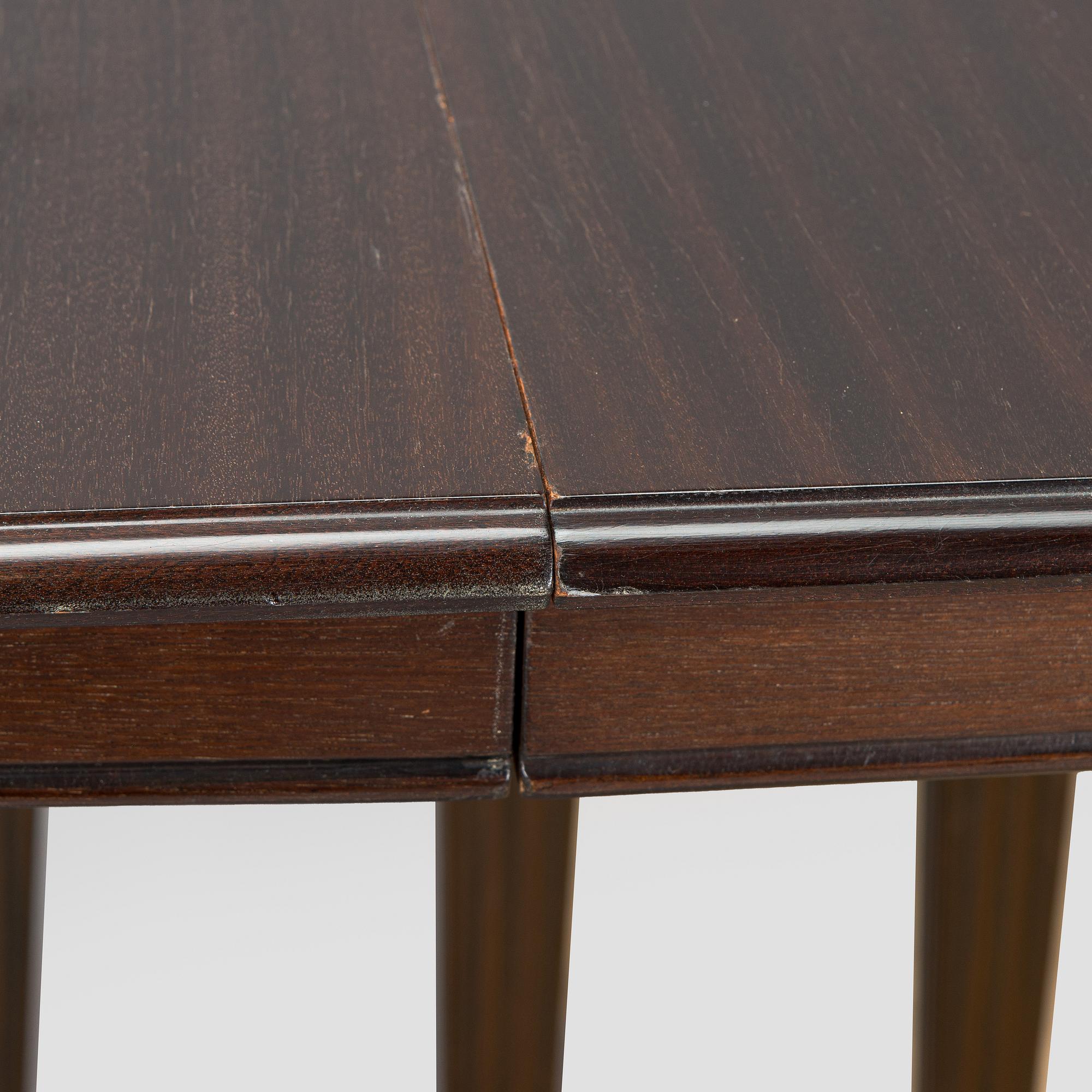 A dining table, Hepplewhite style, later half of the 20th century.