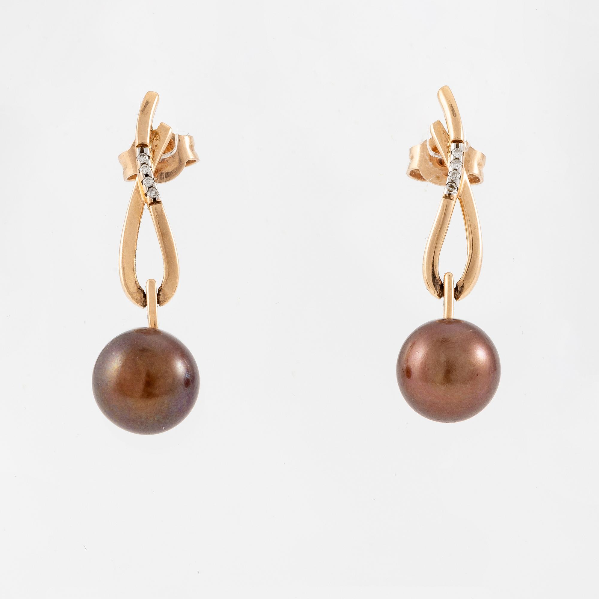 A pair of earrings in 14K gold with cultured coloured freshwater pearls and round brilliant-cut diamonds.