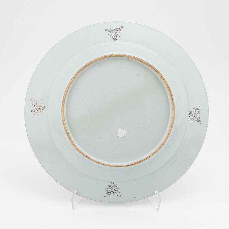 Praktfat, kompaniporslin. Qingdynastin, Qianlong (1736-95).