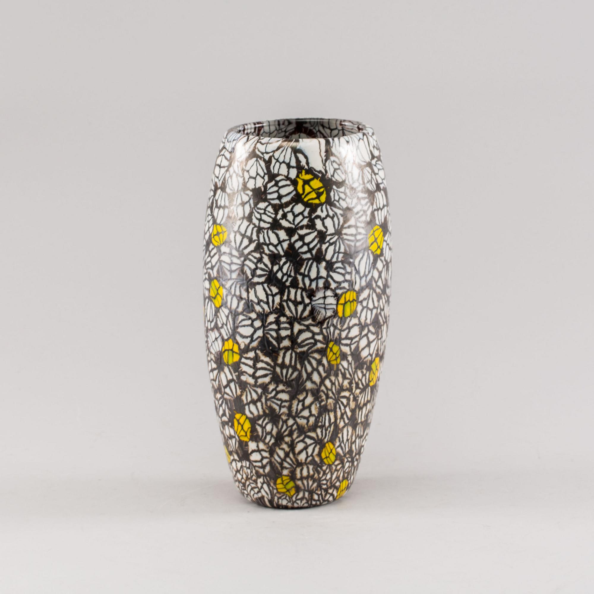 A VITTORIO FERRO GLASS VASE FOR FRATELLI PAGNIN AROUND 1990-2000.