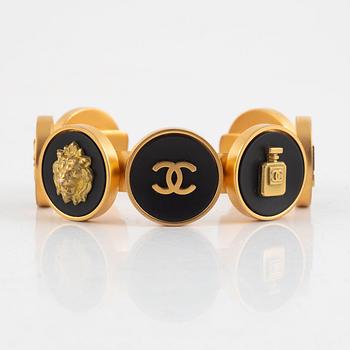 Chanel, bracelet, "Seven Icon Charm Bracelet", 1995.