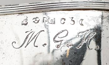 GRÄDDKANNA, silver, otydliga svenska stämplar, 1809. Vikt ca 131 gram.