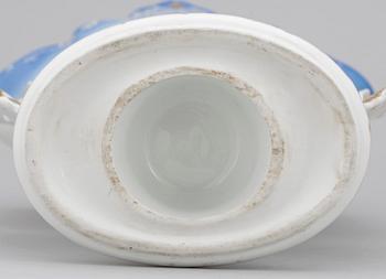 PRAKTVASER, ett par, porslin, 1800-tal.