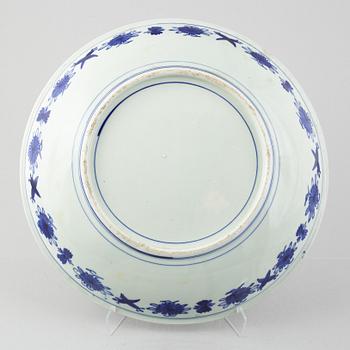 A large Japanese porcelain dish, first part of the 20th century.