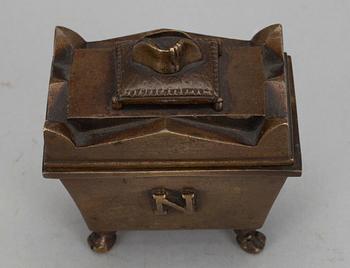 SOUVENIR/ASK i form av Napoleons sarkofag, patinerad brons.