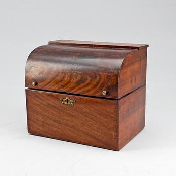 SCHATULL MED FLASKOR. 1800-tal.